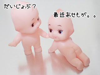 立つ赤ちゃんと寝そべる赤ちゃんの人形
