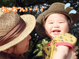 笑顔の赤ちゃんを抱きあげるママ