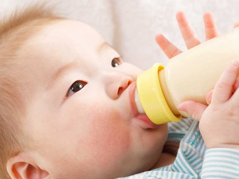 哺乳瓶のミルクを飲む赤ちゃん
