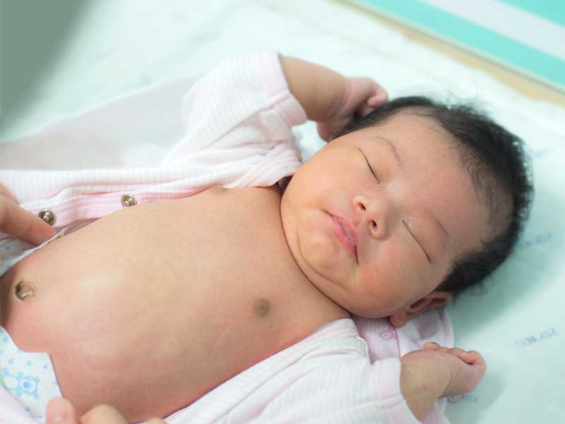 横になったお腹が張っている赤ちゃん