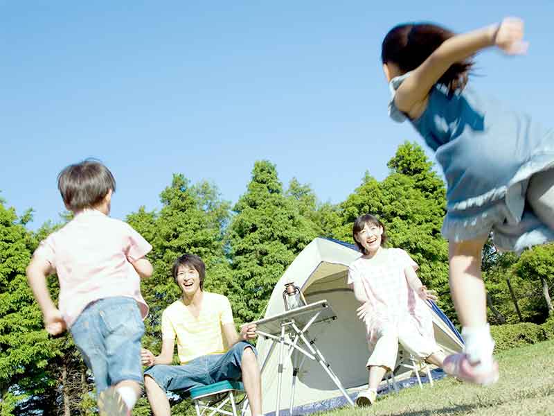 キャンプ場でパパに向かって走る子供達
