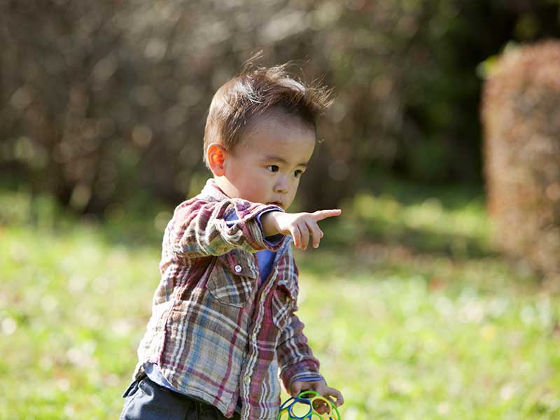 一人で遊ぶ男の子