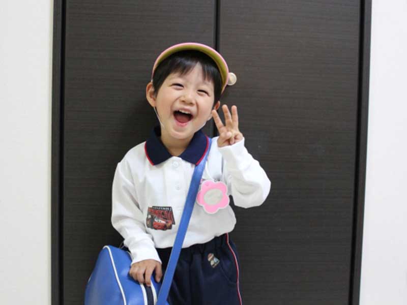 指を3本立てて3歳と言っている男の子