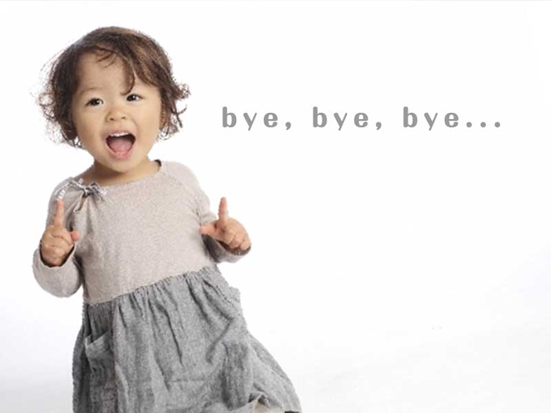 bye, bye, bye...と笑顔で歌っている女の子