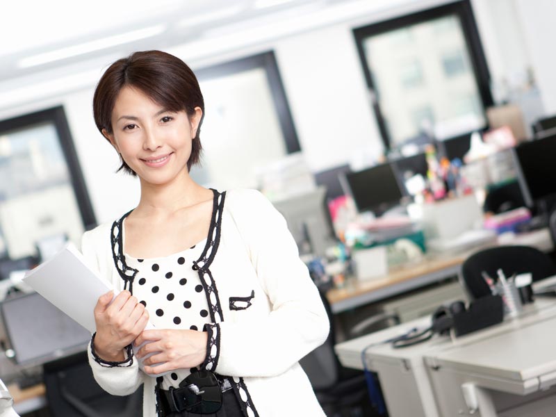 書類を持つ働く女性