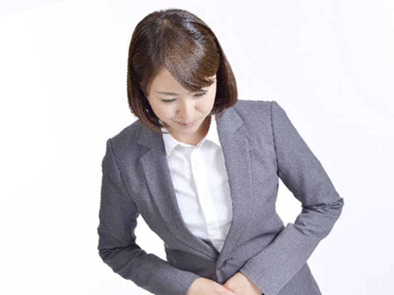お辞儀をする女性