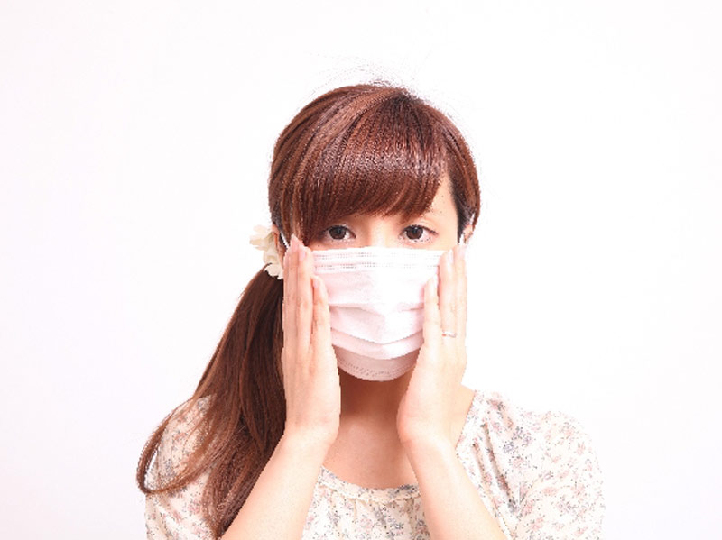 マスクをする女性